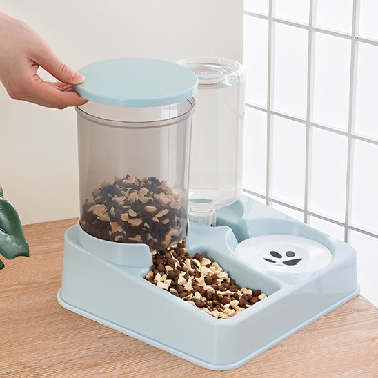 Distributeur de Croquettes pour chat bleu ciel avec croquettes et eau