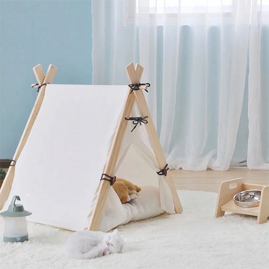 chat couché dans niche-a-chat en bois 