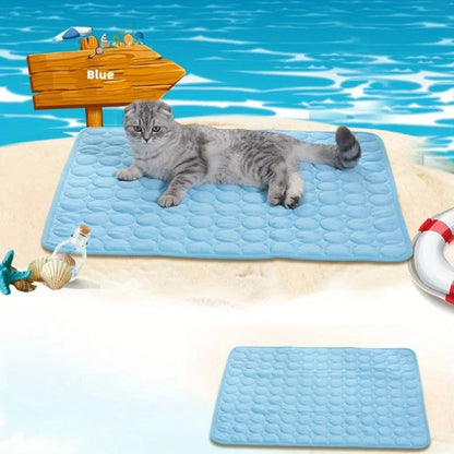 chat detendu sur Tapis_rafraichaissant_bleu_ciel
