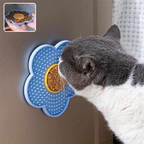 chat en action de lechage dans un tapis de lechage