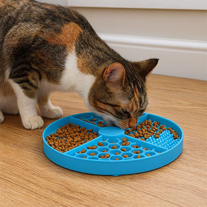 chat mange dans tapis de lechage bleu