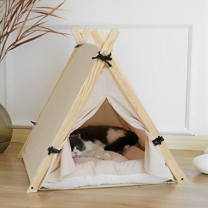chat noir  couché dans niche-a-chat en bois 