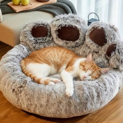 chat qui dort sur coussin pour chat gris