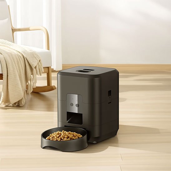 distributeur de croquettes pour chat dans salon