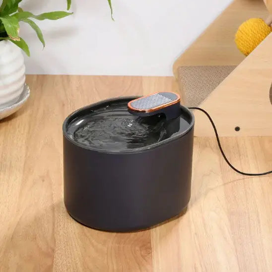 fontaine à chat noir intelligent en marche