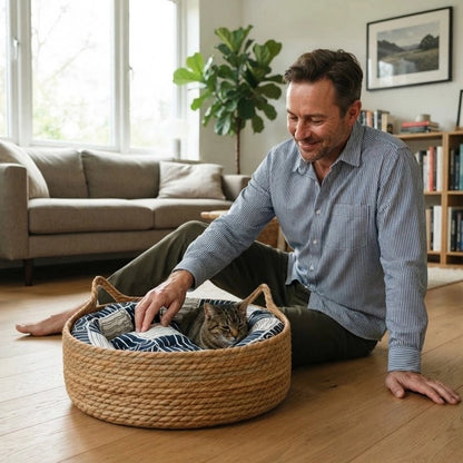 homme caresse chat couche dans Panier Chat osier