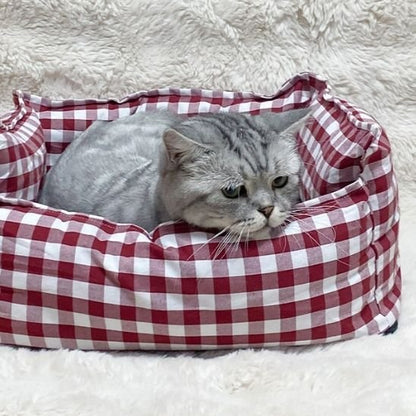 chat qui dors dans Panier pour chat vichy rouge